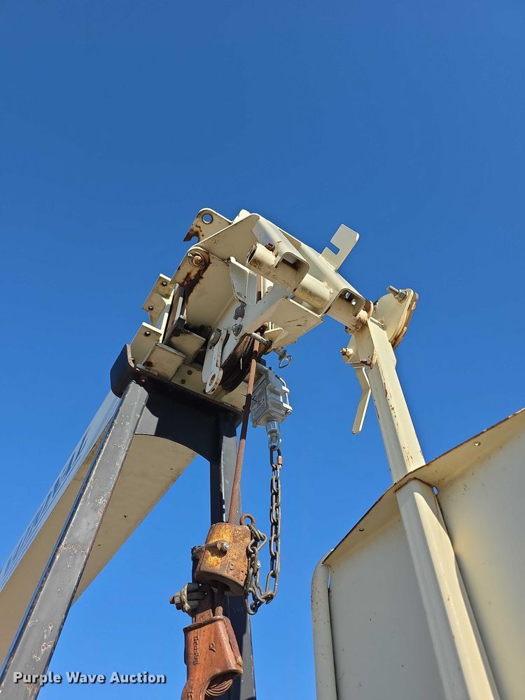 image for item FI0979 2001 International 2554 crane truck