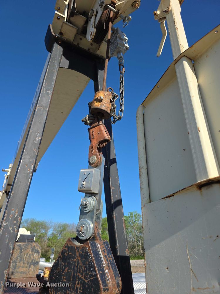 image for item FI0979 2001 International 2554 crane truck