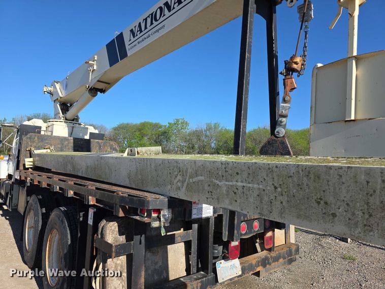 image for item FI0979 2001 International 2554 crane truck