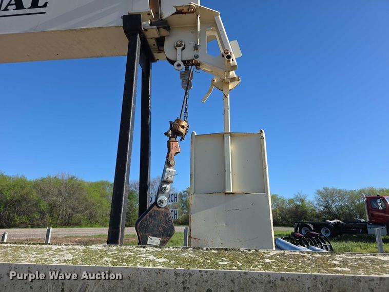 image for item FI0979 2001 International 2554 crane truck