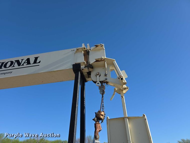 image for item FI0979 2001 International 2554 crane truck