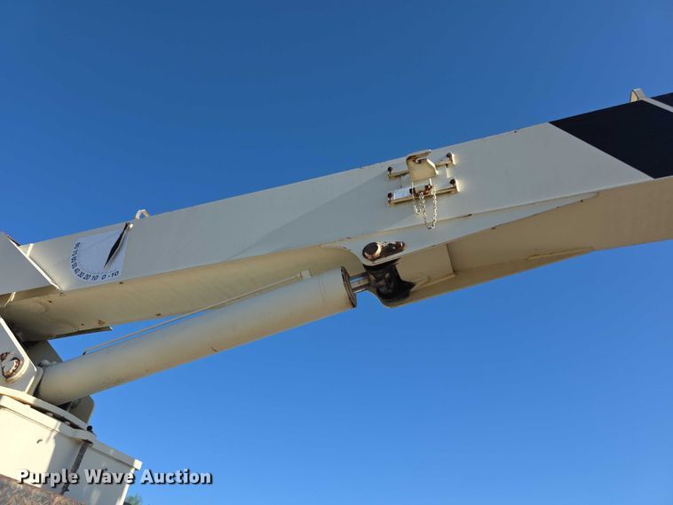 image for item FI0979 2001 International 2554 crane truck