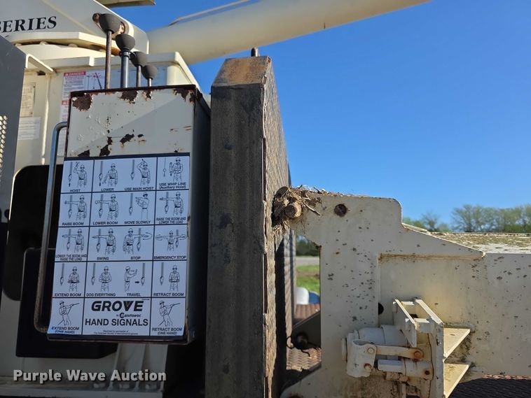 image for item FI0979 2001 International 2554 crane truck