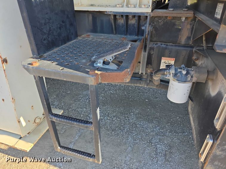 image for item FI0979 2001 International 2554 crane truck