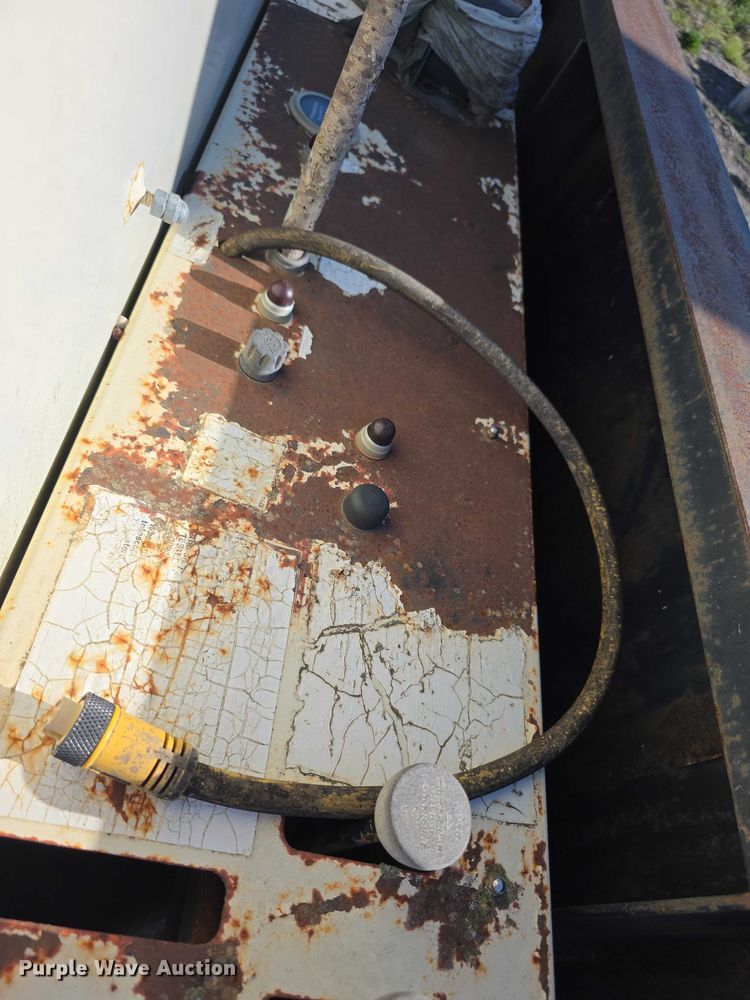 image for item FI0979 2001 International 2554 crane truck