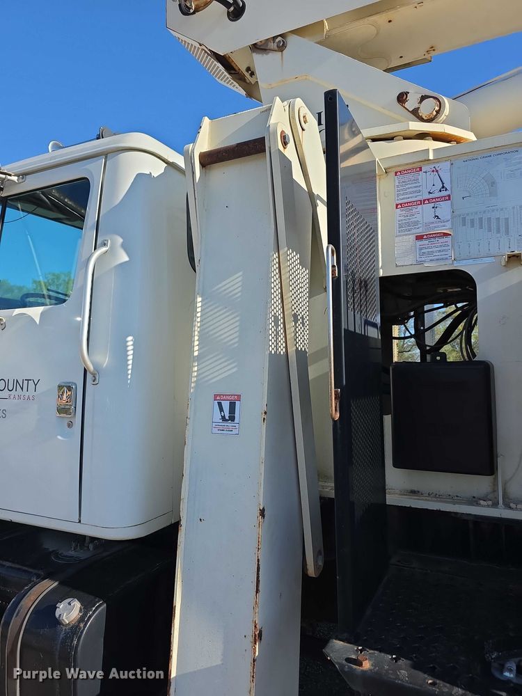 image for item FI0979 2001 International 2554 crane truck