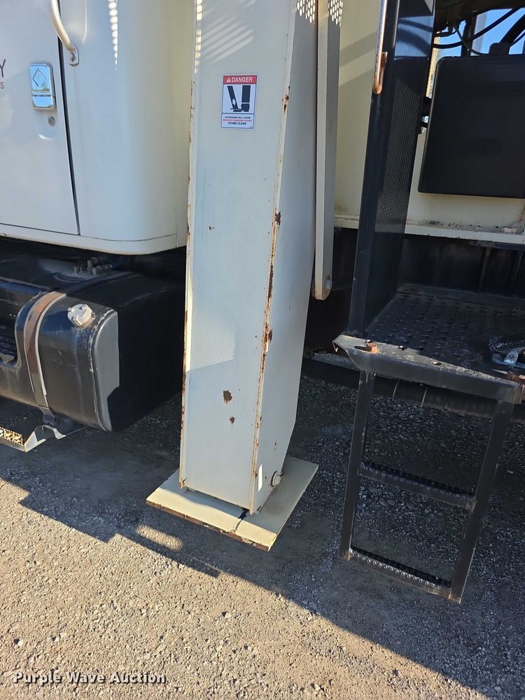 image for item FI0979 2001 International 2554 crane truck