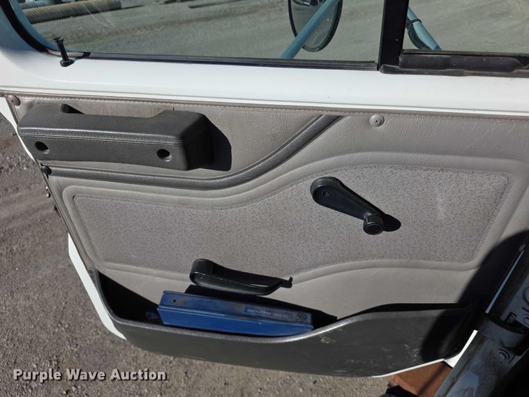 image for item FI0979 2001 International 2554 crane truck