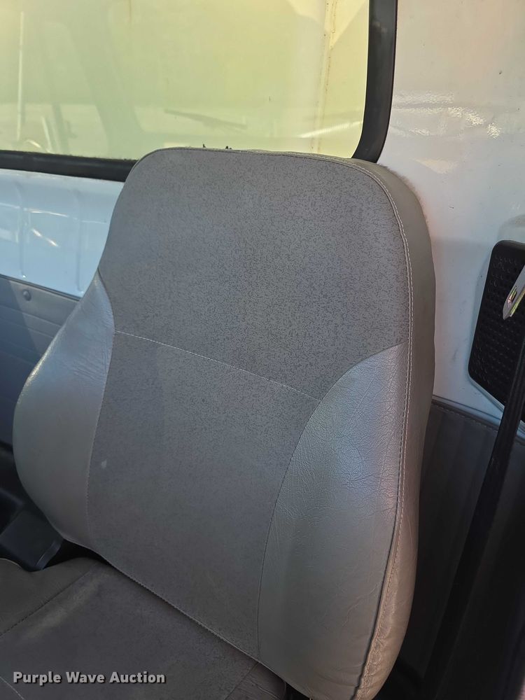 image for item FI0979 2001 International 2554 crane truck