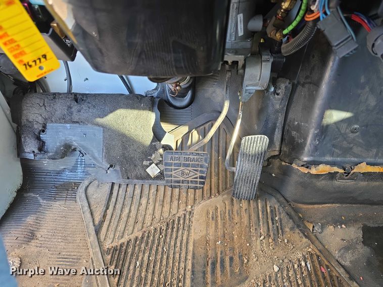 image for item FI0979 2001 International 2554 crane truck