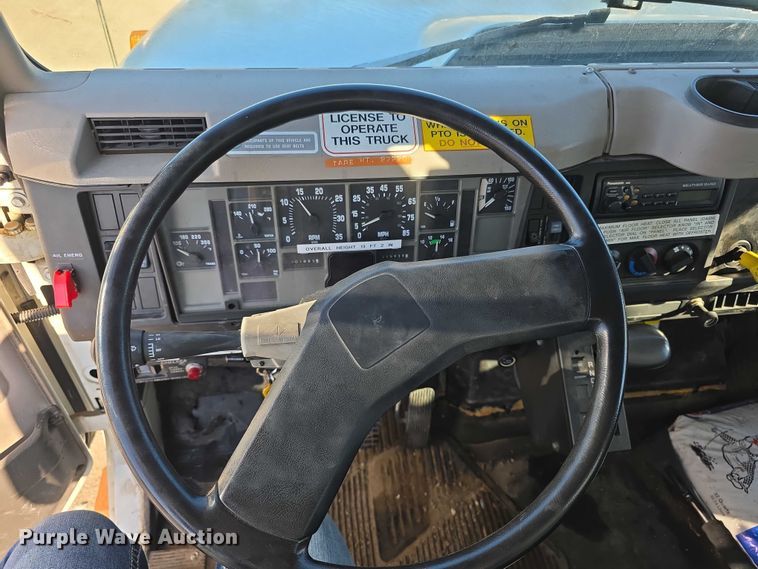 image for item FI0979 2001 International 2554 crane truck