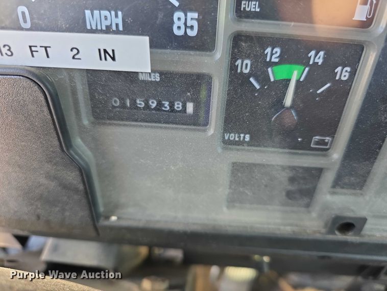 image for item FI0979 2001 International 2554 crane truck