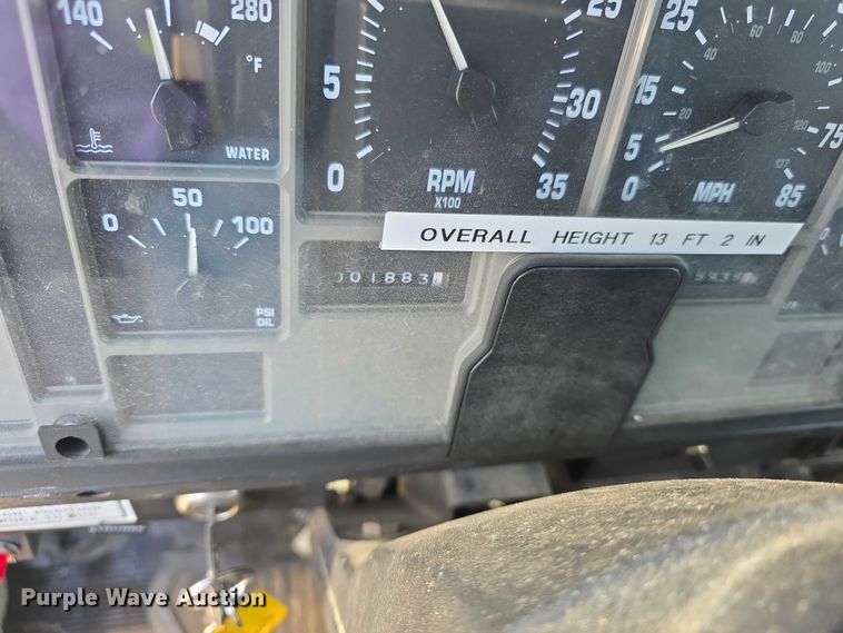 image for item FI0979 2001 International 2554 crane truck