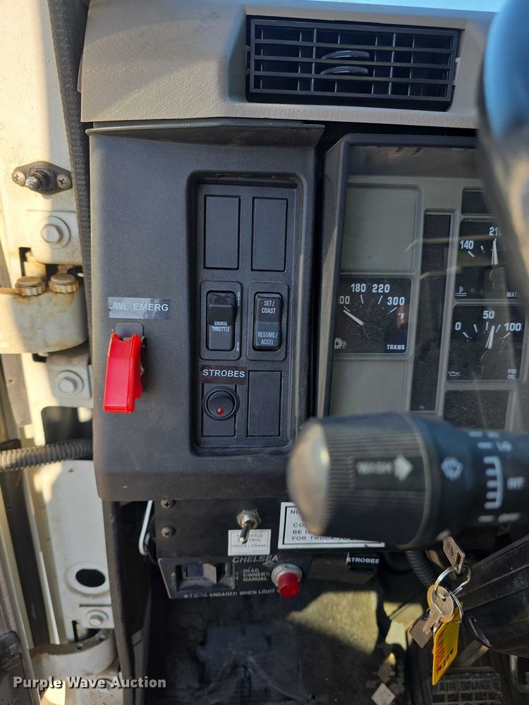 image for item FI0979 2001 International 2554 crane truck