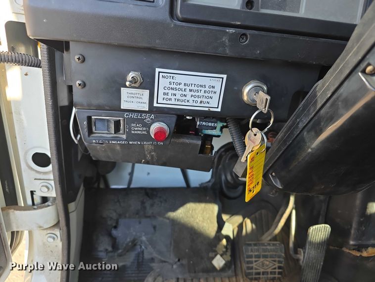 image for item FI0979 2001 International 2554 crane truck