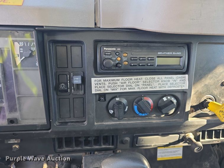 image for item FI0979 2001 International 2554 crane truck