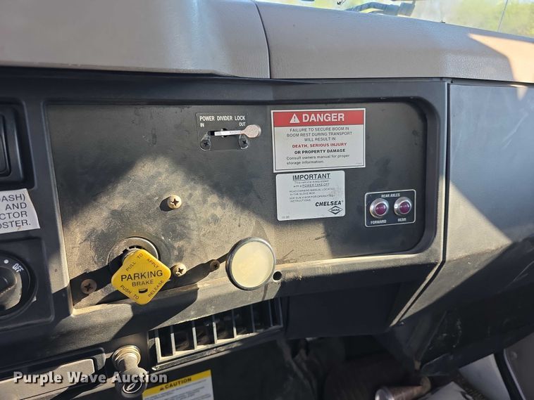 image for item FI0979 2001 International 2554 crane truck