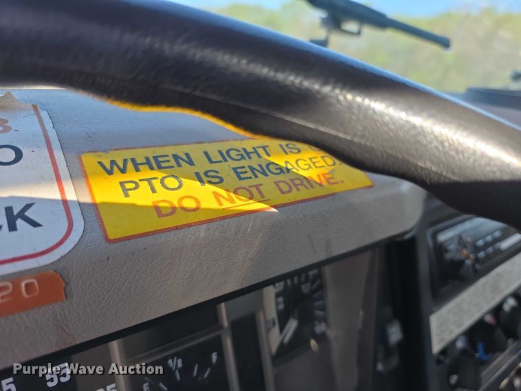 image for item FI0979 2001 International 2554 crane truck