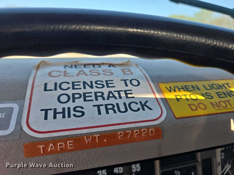 image for item FI0979 2001 International 2554 crane truck