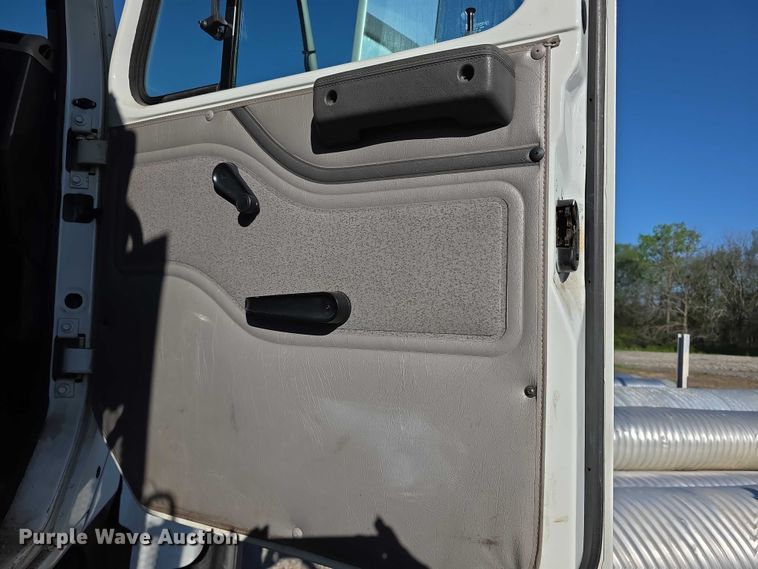 image for item FI0979 2001 International 2554 crane truck