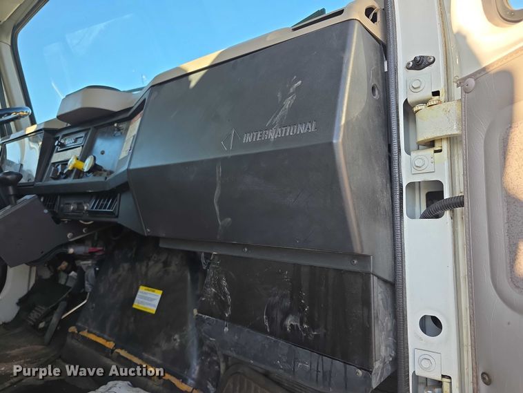 image for item FI0979 2001 International 2554 crane truck