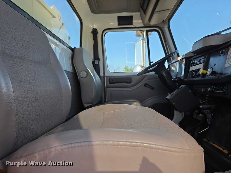 image for item FI0979 2001 International 2554 crane truck