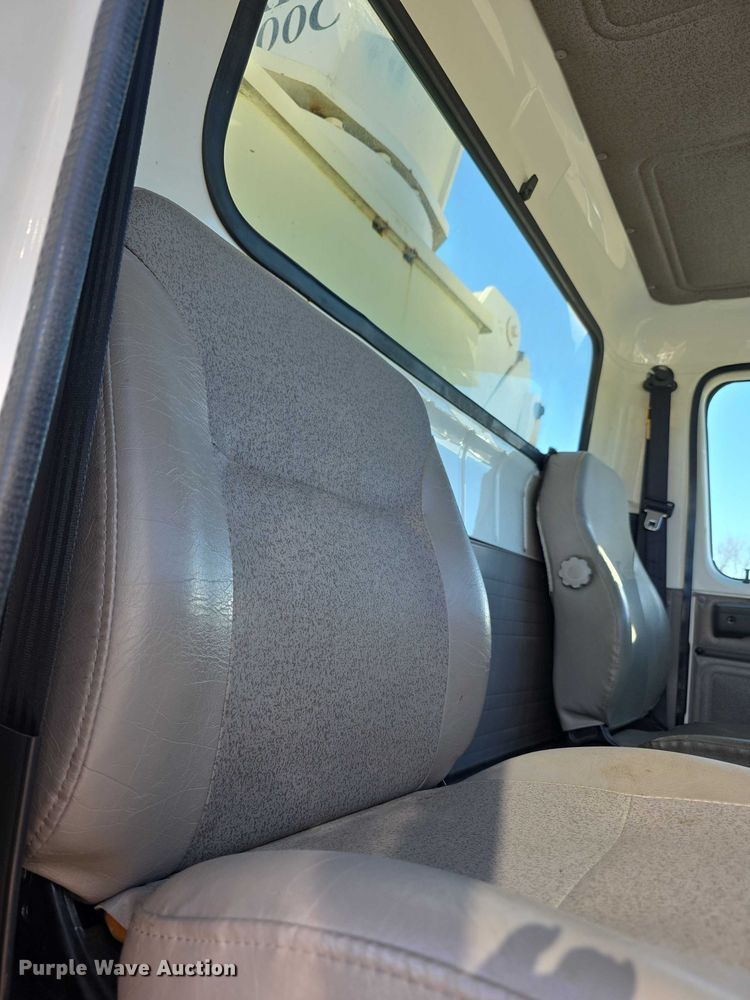 image for item FI0979 2001 International 2554 crane truck