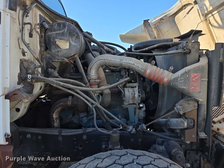 image for item FI0979 2001 International 2554 crane truck