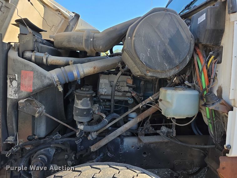 image for item FI0979 2001 International 2554 crane truck