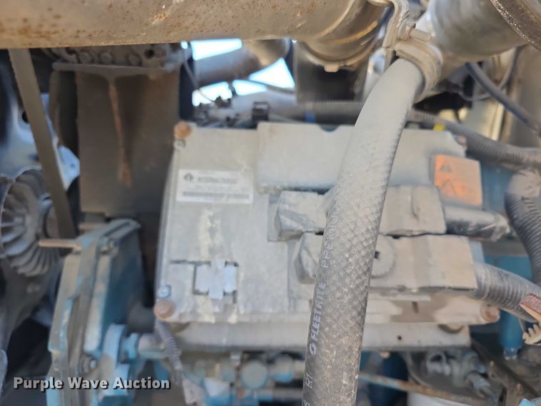 image for item FI0979 2001 International 2554 crane truck