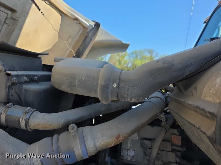 image for item FI0979 2001 International 2554 crane truck