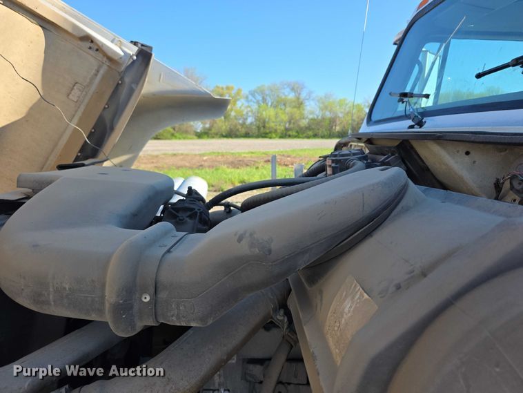 image for item FI0979 2001 International 2554 crane truck