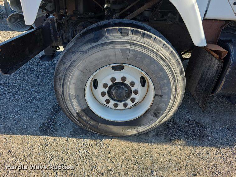 image for item FI0979 2001 International 2554 crane truck