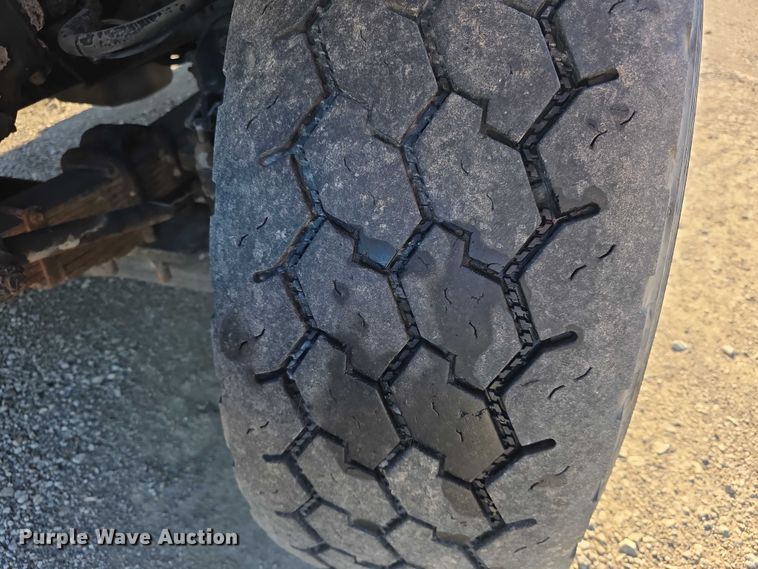 image for item FI0979 2001 International 2554 crane truck