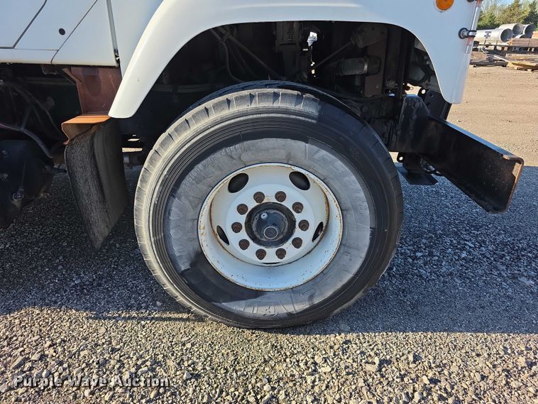 image for item FI0979 2001 International 2554 crane truck