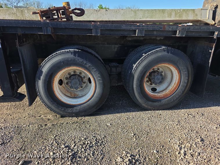 image for item FI0979 2001 International 2554 crane truck