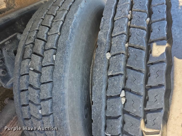 image for item FI0979 2001 International 2554 crane truck