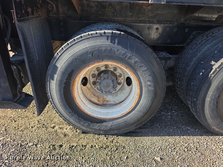 image for item FI0979 2001 International 2554 crane truck