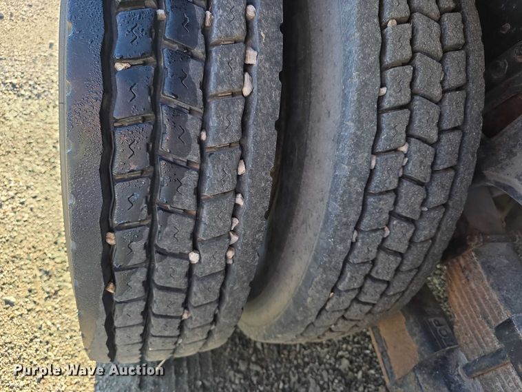 image for item FI0979 2001 International 2554 crane truck