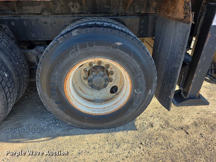 image for item FI0979 2001 International 2554 crane truck