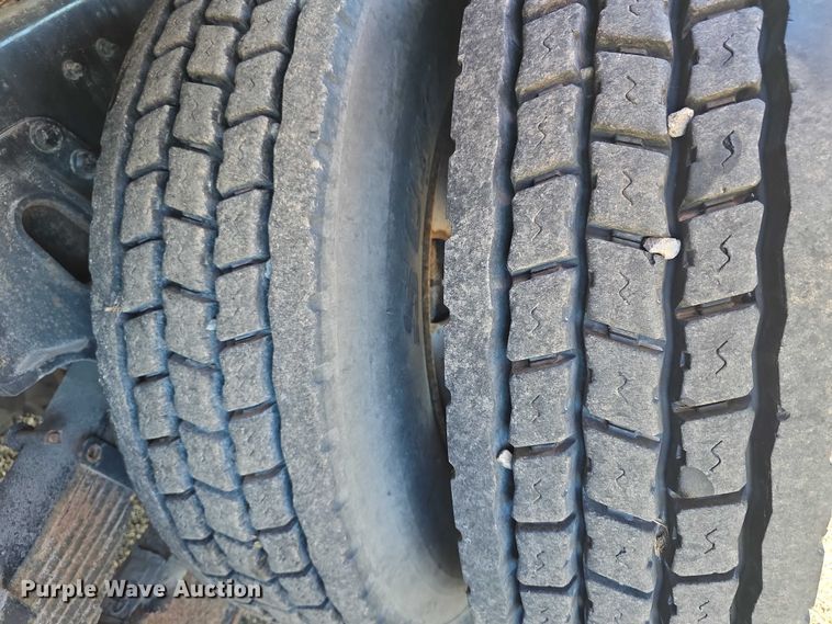 image for item FI0979 2001 International 2554 crane truck