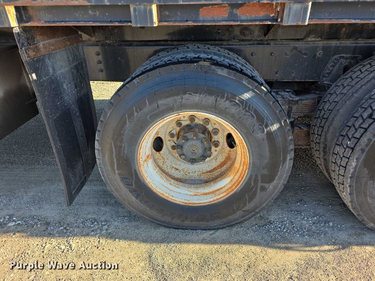 image for item FI0979 2001 International 2554 crane truck