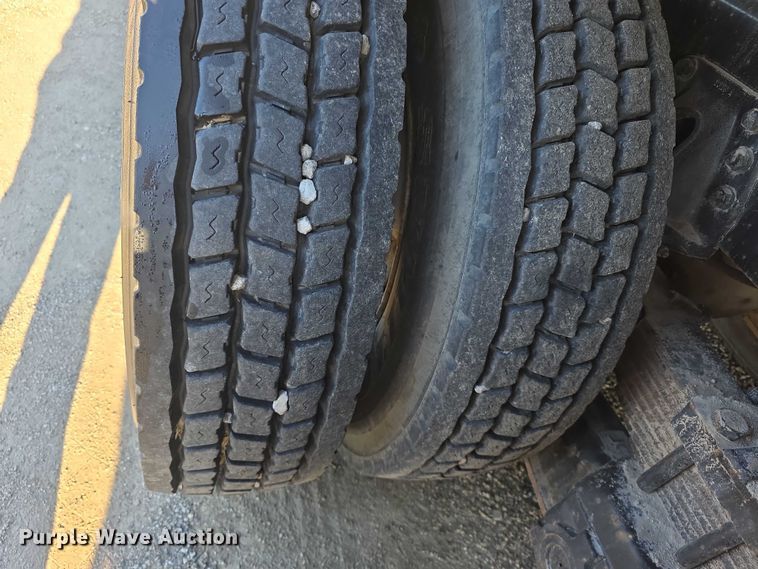 image for item FI0979 2001 International 2554 crane truck