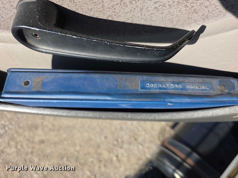 image for item FI0979 2001 International 2554 crane truck