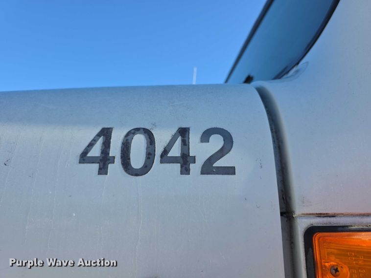 image for item FI0979 2001 International 2554 crane truck