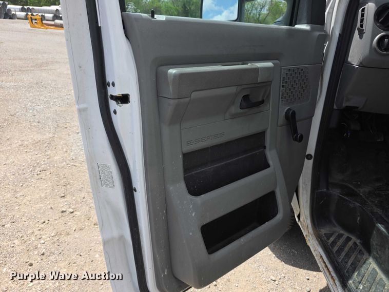 image for item FI0980 2016 Ford E350 Super Duty delivery van