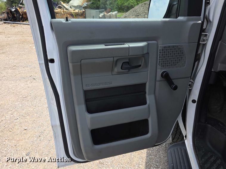 image for item FI0984 2013 Ford E350 Wagon Super Duty XL van