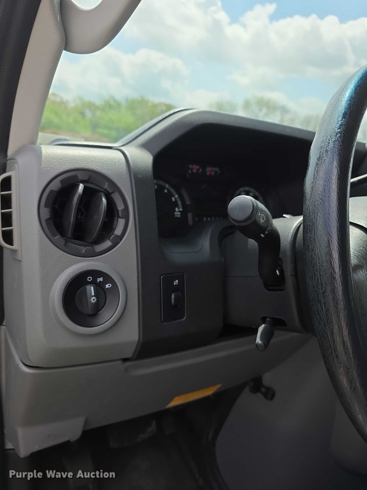 image for item FI0984 2013 Ford E350 Wagon Super Duty XL van