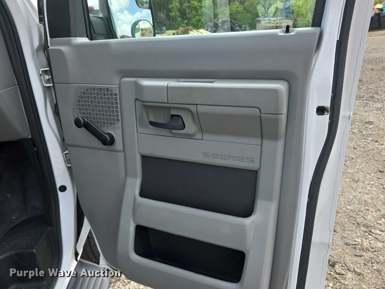 image for item FI0984 2013 Ford E350 Wagon Super Duty XL van