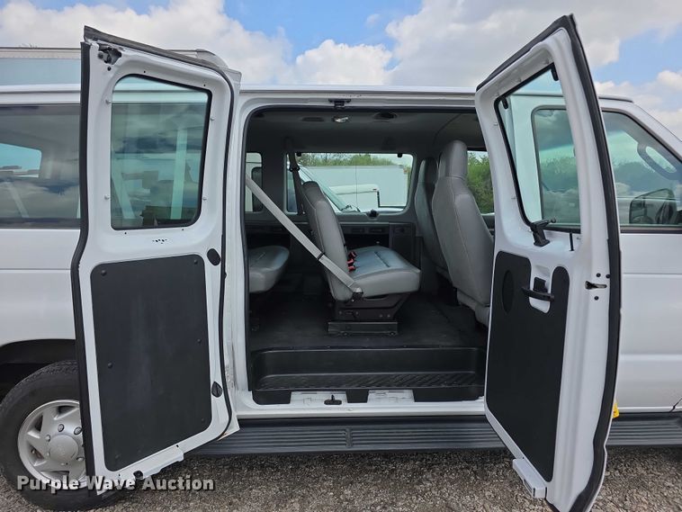 image for item FI0984 2013 Ford E350 Wagon Super Duty XL van